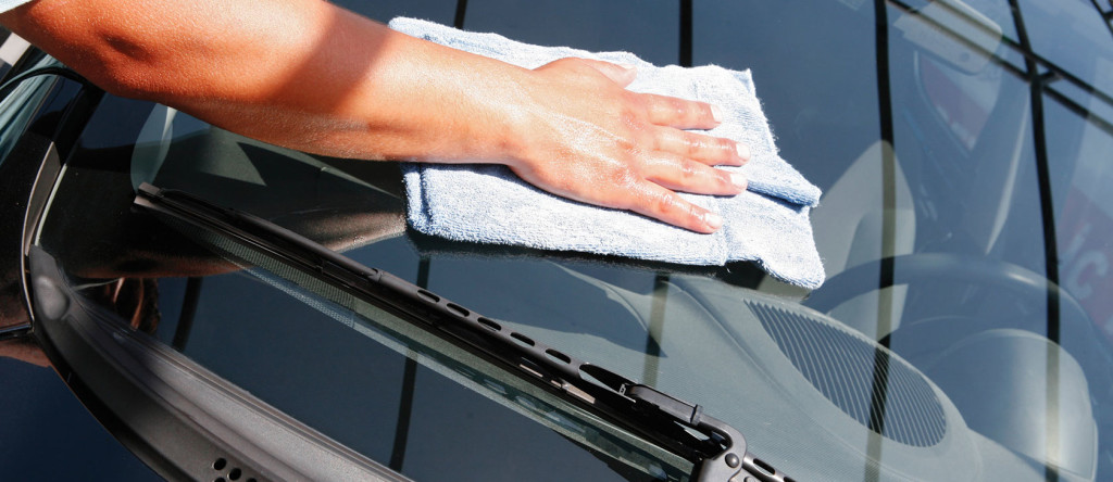 Чистка стекол автомобиля: моющие средства и специальные инструменты