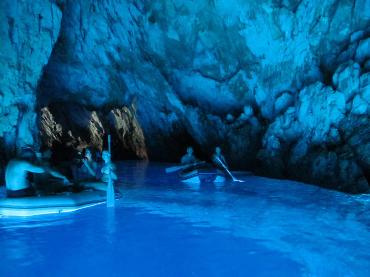 Голубая пещера на острове Бишево в Хорватии